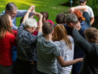 Bei uns ist JEDER willkommen, ob alleinstehend oder Familien. Wir fördern die Ehe und Familie.