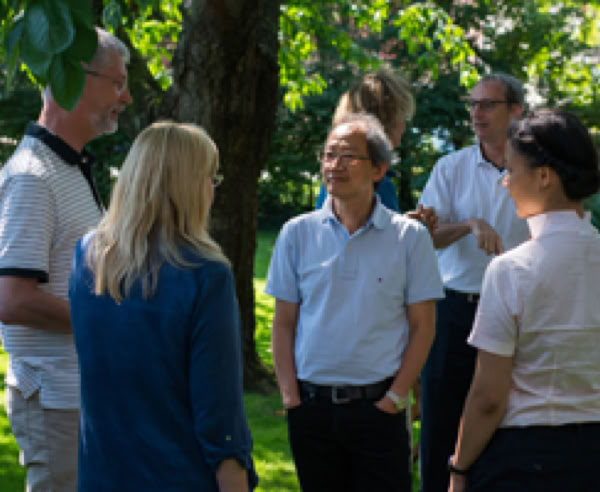 Gespräche über den Glauben im Garten der Christusgemeinde Peine